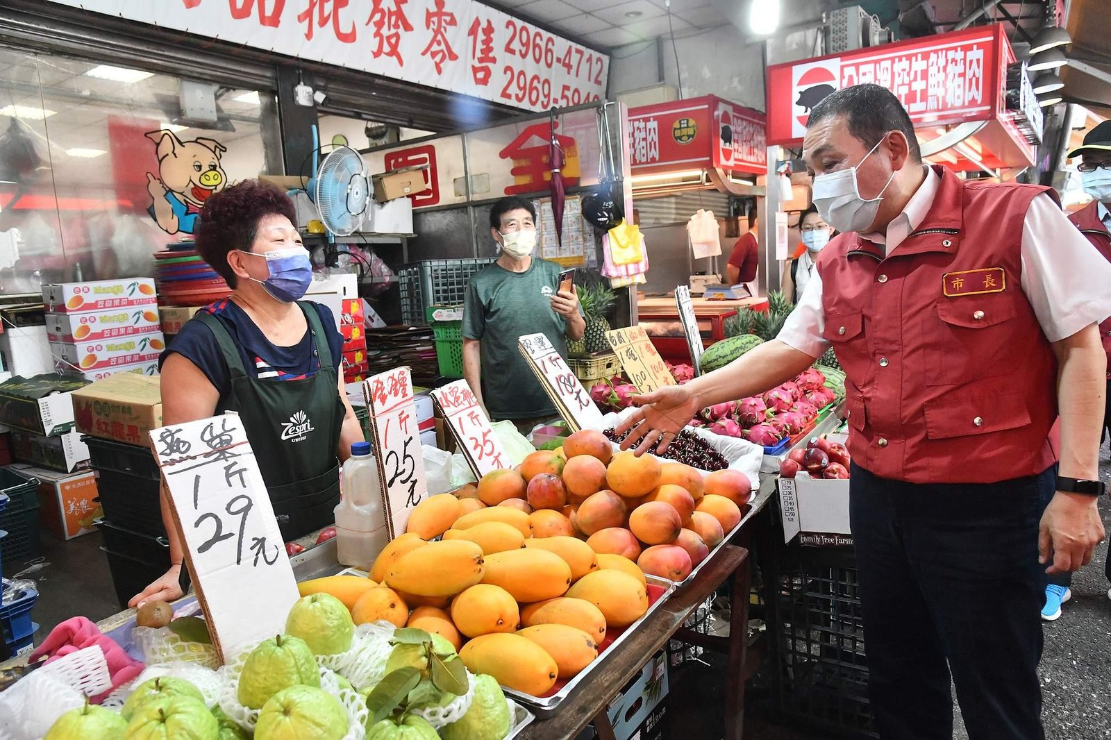 視察板橋湳興市場 新北市長侯友宜籲勿鬆懈
