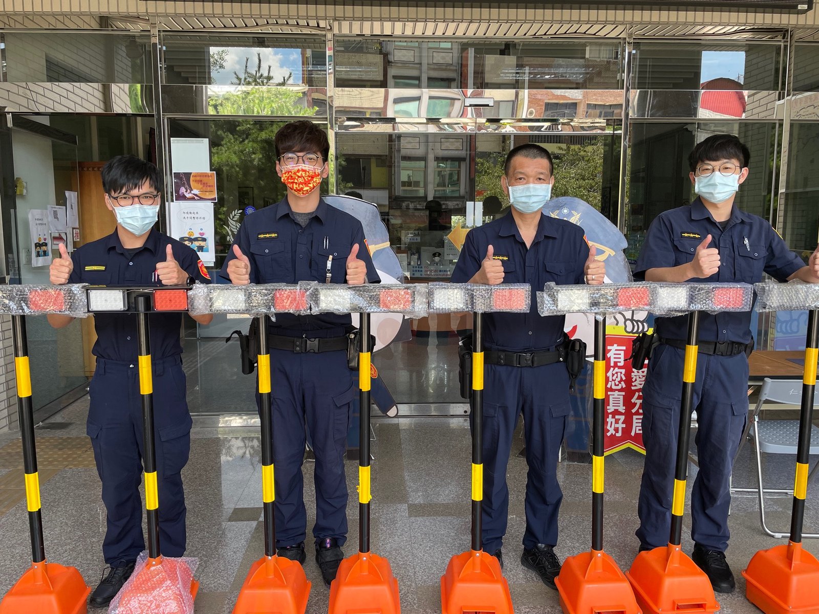 守護原鄉 善心人士贈仁愛警分局太陽能方型紅藍爆閃警示燈