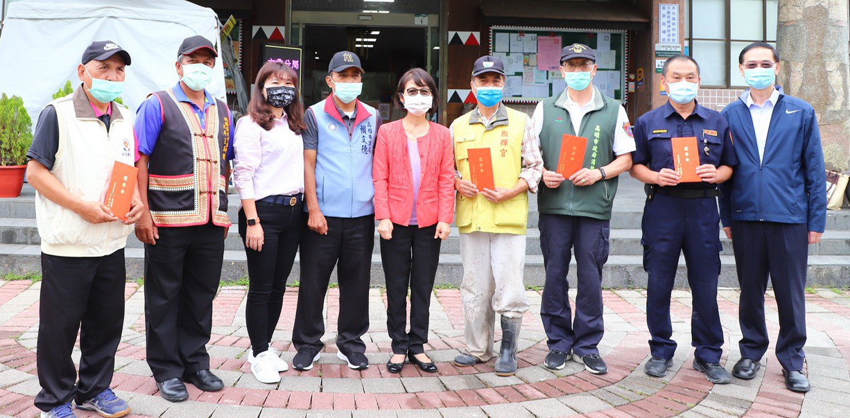 高雄市議長曾麗燕關懷桃源災區 慰問救護人員