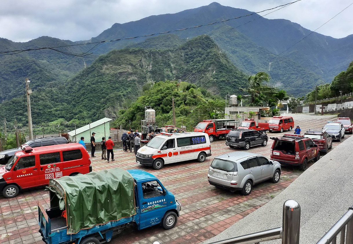 登山意外 二十多人登大鬼湖 二人摔山谷 一人沒有生命跡象
