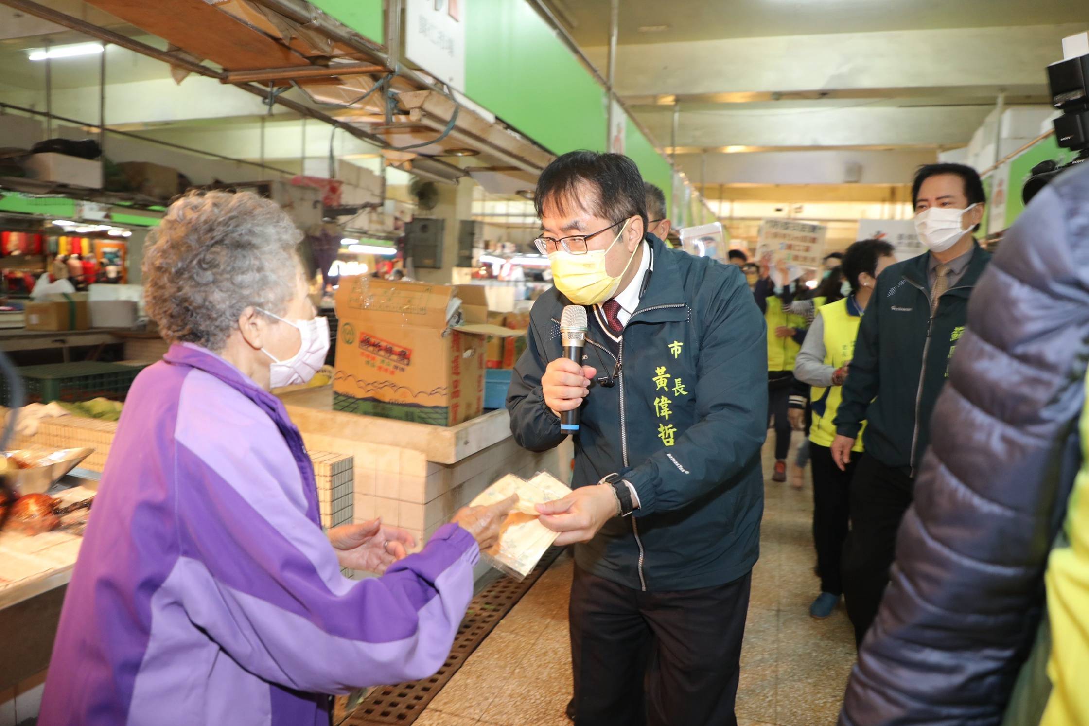 台南市長黃偉哲視察傳統市場 發口罩向民眾拜年