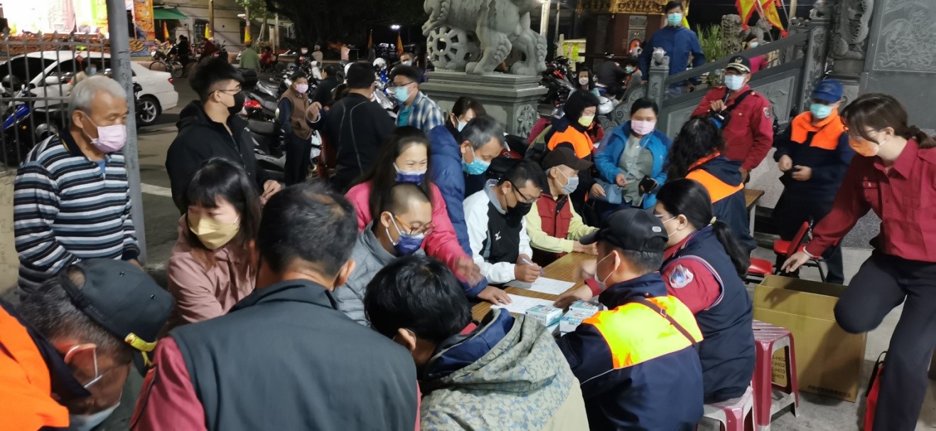 消防局中庄分隊深入社區發放住警器 打造安心偵煙宅