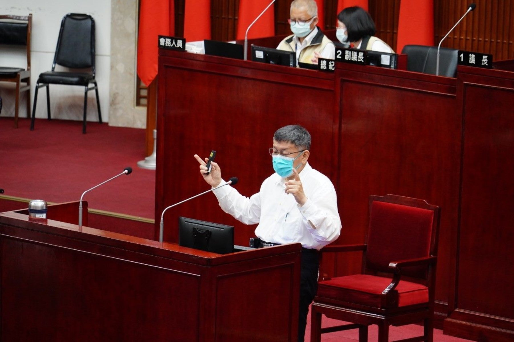 台北恐「軟性封城」柯文哲：比照三級禁內用 遠距上班