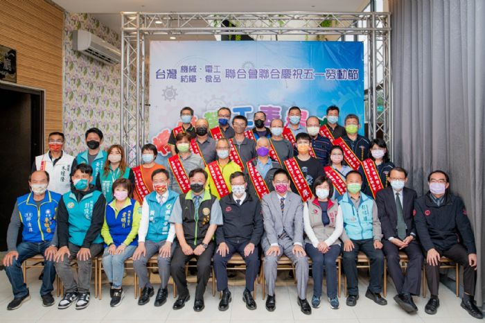 鄭文燦表揚模範勞工 期許機械、電工、紡織、食品4大工會相互照應