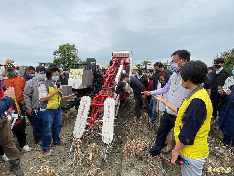 雲林大蒜機械化採收 陳吉仲：三年一億元推動蒜頭機械耕作
