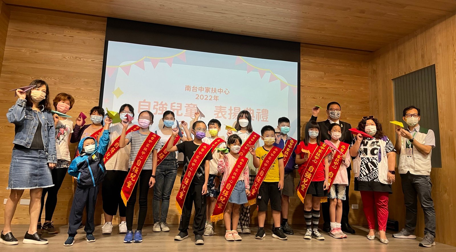 夜市女孩白天上課晚上擺攤 南台中家扶表揚自強兒童