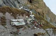 尼泊爾客機失事機身解體斷成多截 三機組人員跟十九名乘客全亡