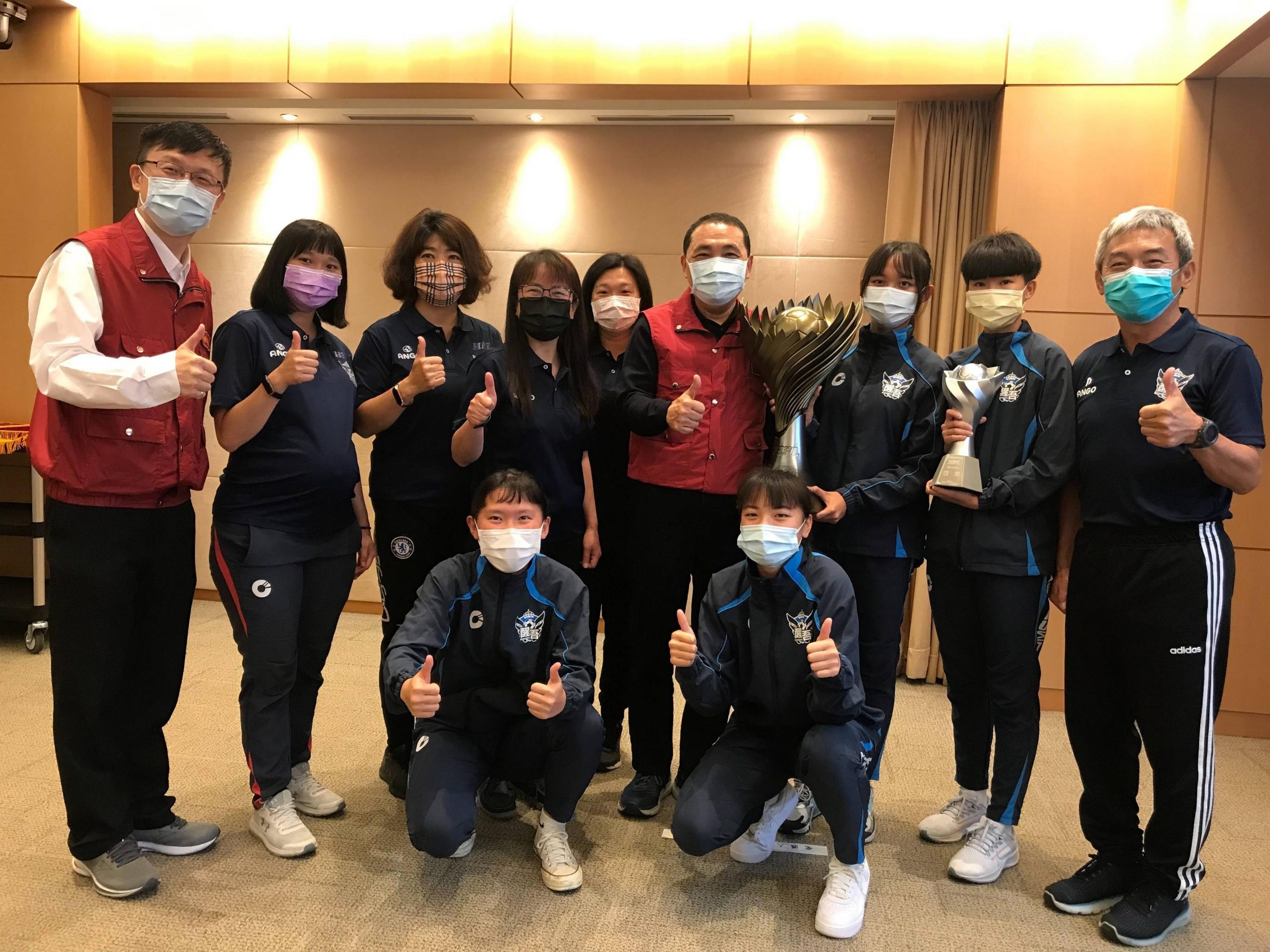 史第三冠 新北市長侯友宜獻獎醒吾高中女足隊分享榮耀