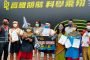 台中街頭藝術嘉年華 56組街頭藝人接力表演      林惠凌 / 臺中市政府文化局主辦的「2022臺中街頭藝術嘉年華」系列活動，即將在溫馨的5月登場! 5月7日在綠空鐵道廊帶邀請16組街頭藝人；5月14、15日則是移師中央公園遊客中心，安排40組街頭藝人展演，多元精采的表演節目和精緻手作工藝，現場還有免費DIY體驗活動，以及兌換限量的精美小禮物，歡迎民眾踴躍參與精采有趣的街頭藝術嘉年華。 文化局舉行宣傳記者會，由LAD多元藝術團隊帶來技巧高超的花式籃球和扯鈴表演，黃馨慧議員服務處主任林廷隆到場給予支持。 副局長施純福致詞時表示，近兩年街頭藝術表演受到疫情影響甚鉅，為了在後疫情時代重振城市活力，文化局鼓勵多元展演型態的藝人，讓藝術氛圍在臺中的城市空間和市民生活俯拾即是。今年的街頭藝術嘉年華系列活動內容精采豐富，歡迎民眾在遵守防疫規定和加強自我健康防護之下，安心走出戶外參與活動。 文化局指出，5月7日(六)下午1時至5時在綠空鐵道，由李東勳及安可彼得樂團帶來吉他彈唱。接著5月14、15日在中央公園遊客中心，包括周子益吸睛的小丑默劇、巴奇先生街頭節奏表演、LAD多元藝術團隊結合花式足球籃球的運動藝術，以及雙溜溜球金氏世界紀錄保持人楊元慶精采表演、蘿絲小姐歐美氣息的鋼琴彈唱、安妮塔克的吉他彈唱和鄭湧蒼奔放的花式扯鈴，加上各式各樣手作工藝及彩繪呈現，另外還有免費DIY木工體驗及皮革體驗活動，以及精美小禮品免費兌換，名額有限，歡迎民眾把握週末前往參與。2022/05/03