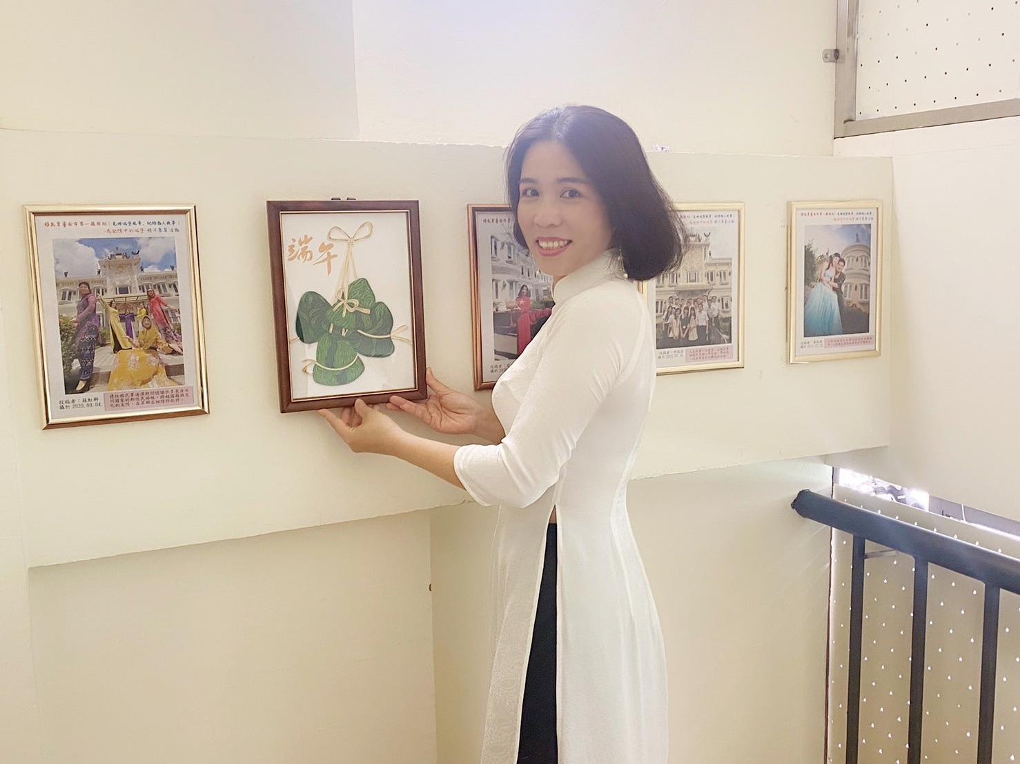 越南通譯三寶媽 特製粽子造型的捲紙畫作贈予臺南移民署