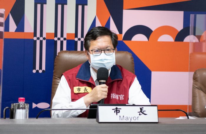 桃園市長鄭文燦慰問桃園區衛生所防疫人員 贈水果禮盒打氣