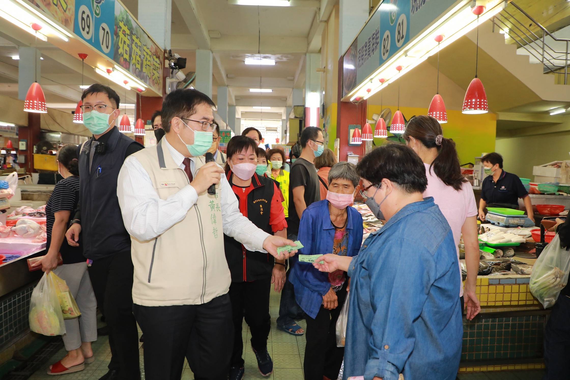 台南市長黃偉哲市場發抵用券 帶動消費買氣
