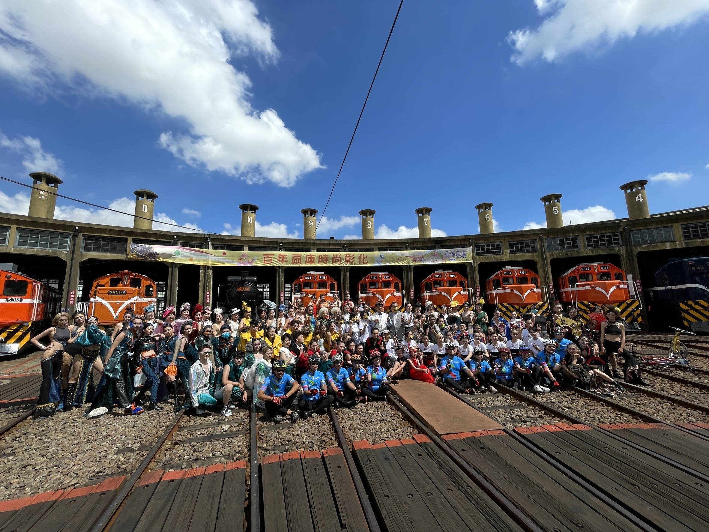 扇形車庫百年首見時裝秀 百位模特兒木棧道走秀