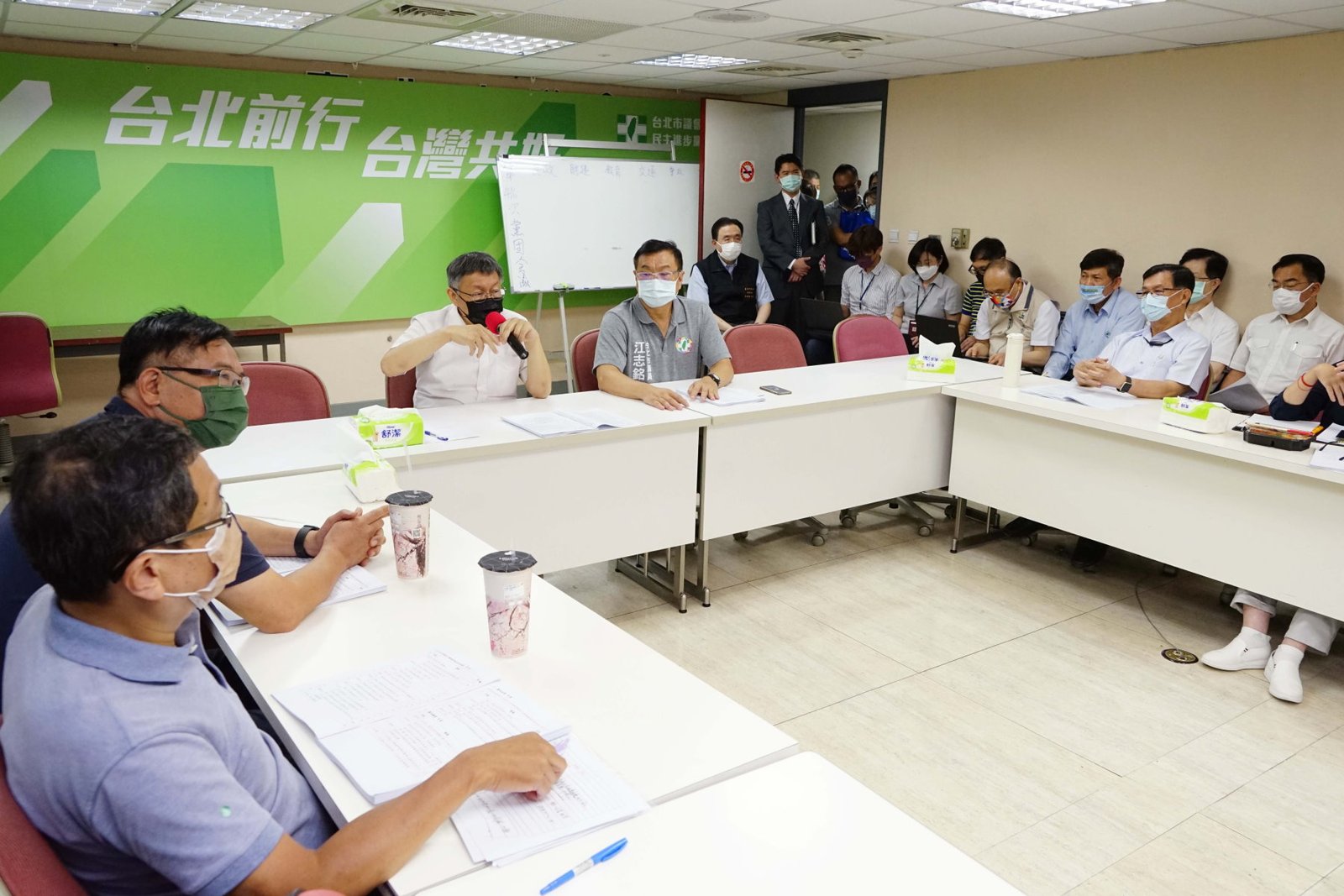 臺北市長柯文哲拜會民進黨議會黨團遭洗臉 挨轟毫無誠信