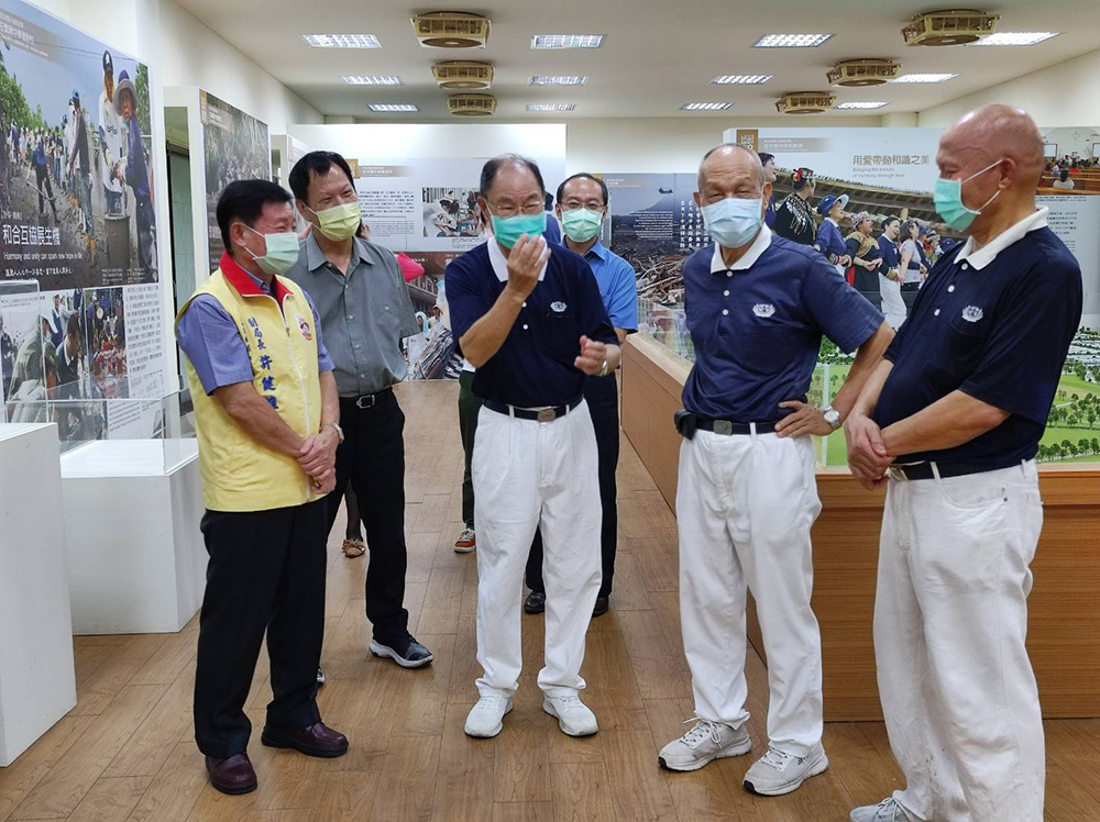 關懷慈濟杉林大愛園區獨居長輩 高雄郵局送民生物資