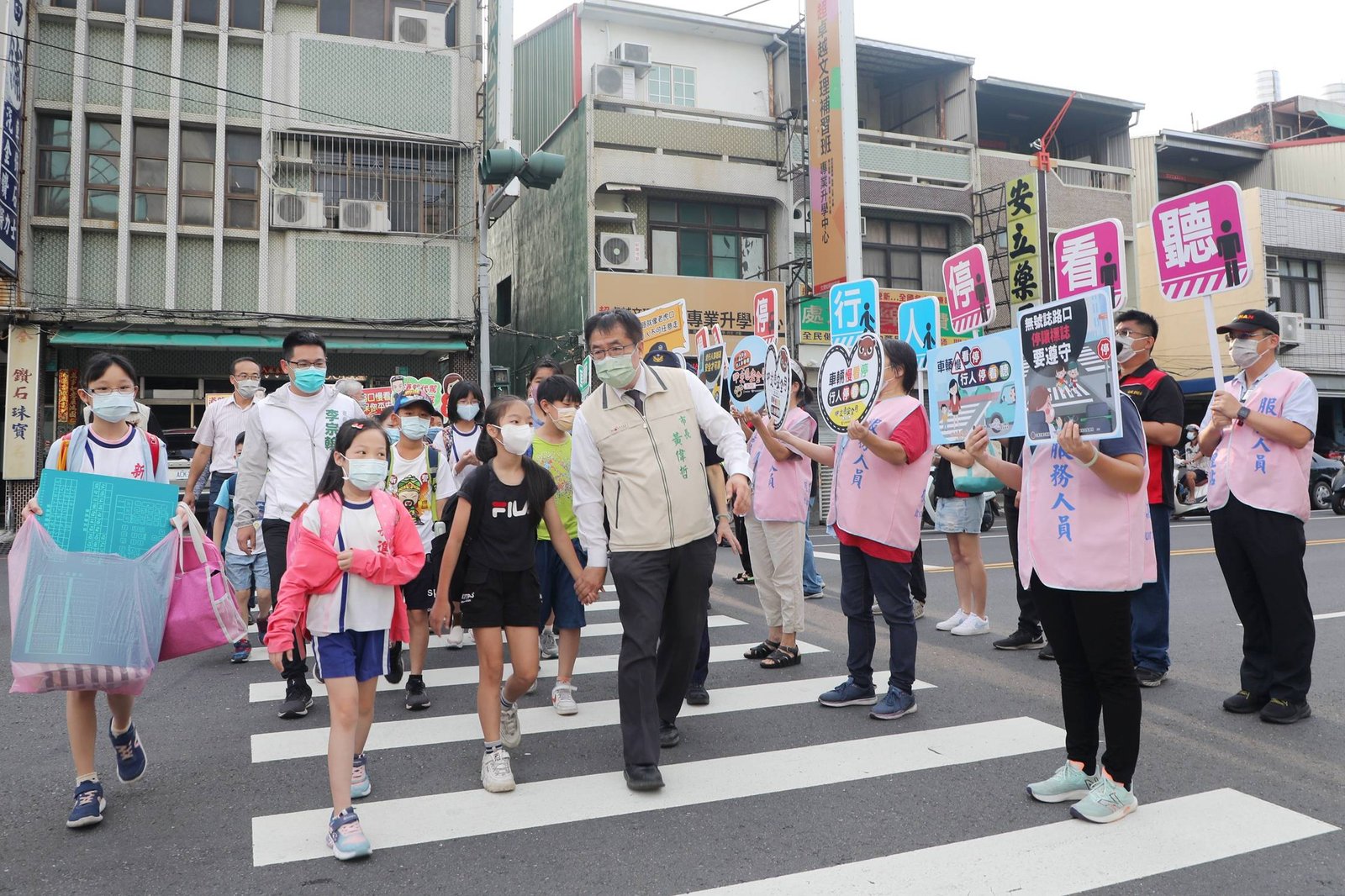 開學首日 台南市長黃偉哲視察新南國小並關心防疫整備