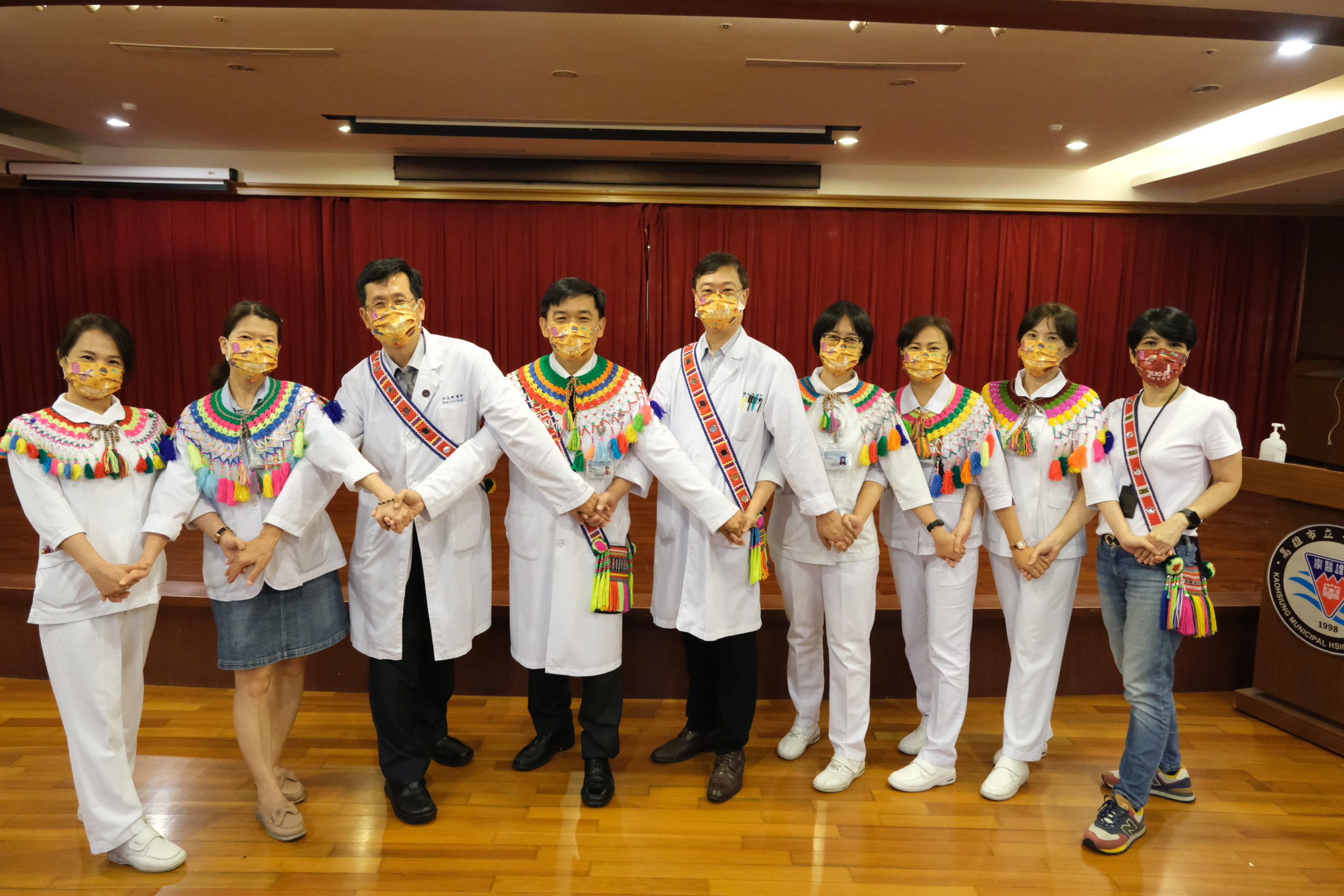 小港醫院娜麓灣文健站歡慶原住民日 院長郭昭宏率院內主管一同歡慶