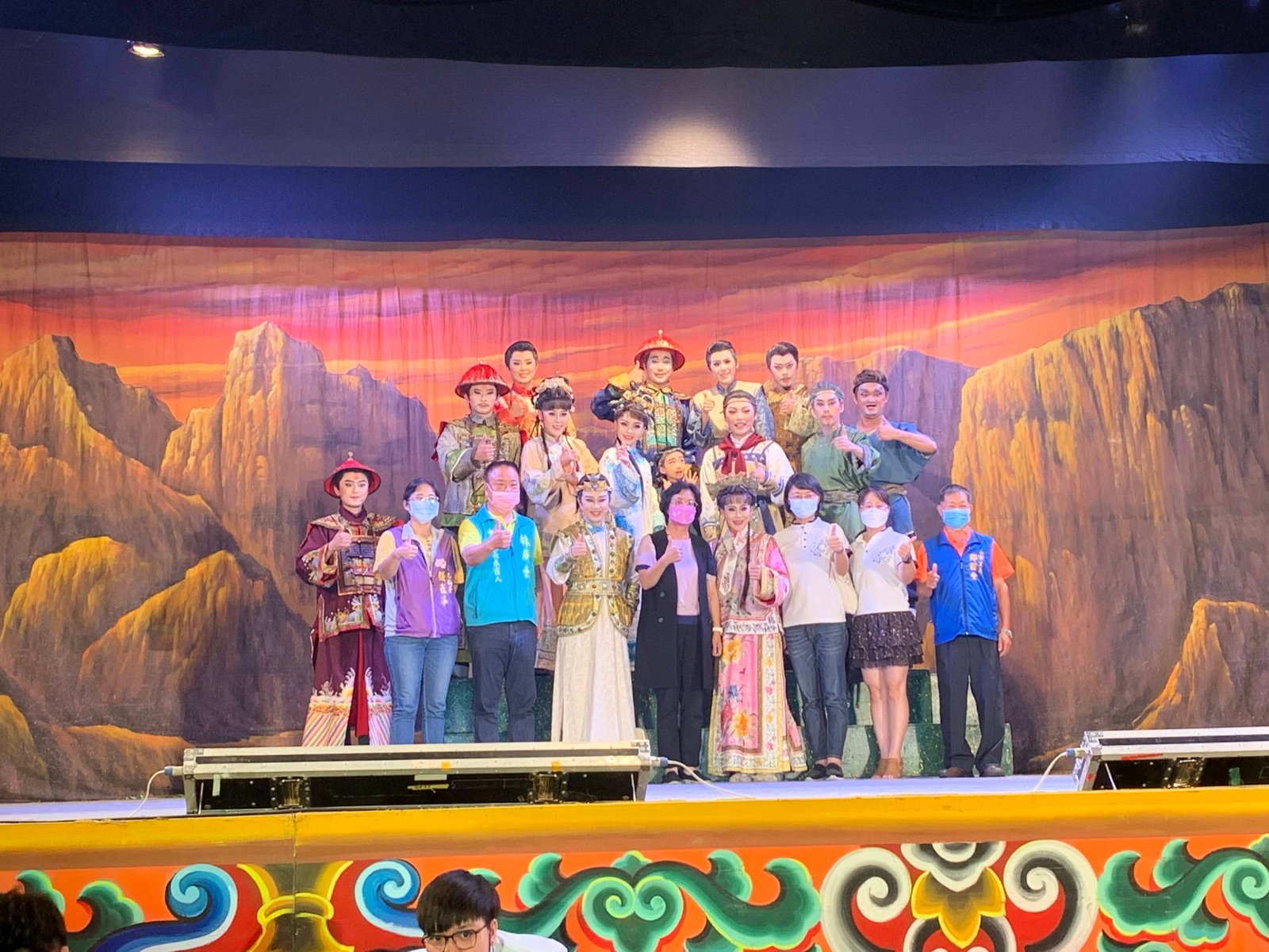 彰化縣長王惠美陪伴鄉親觀看明華園戲劇總團演出壓軸大戲