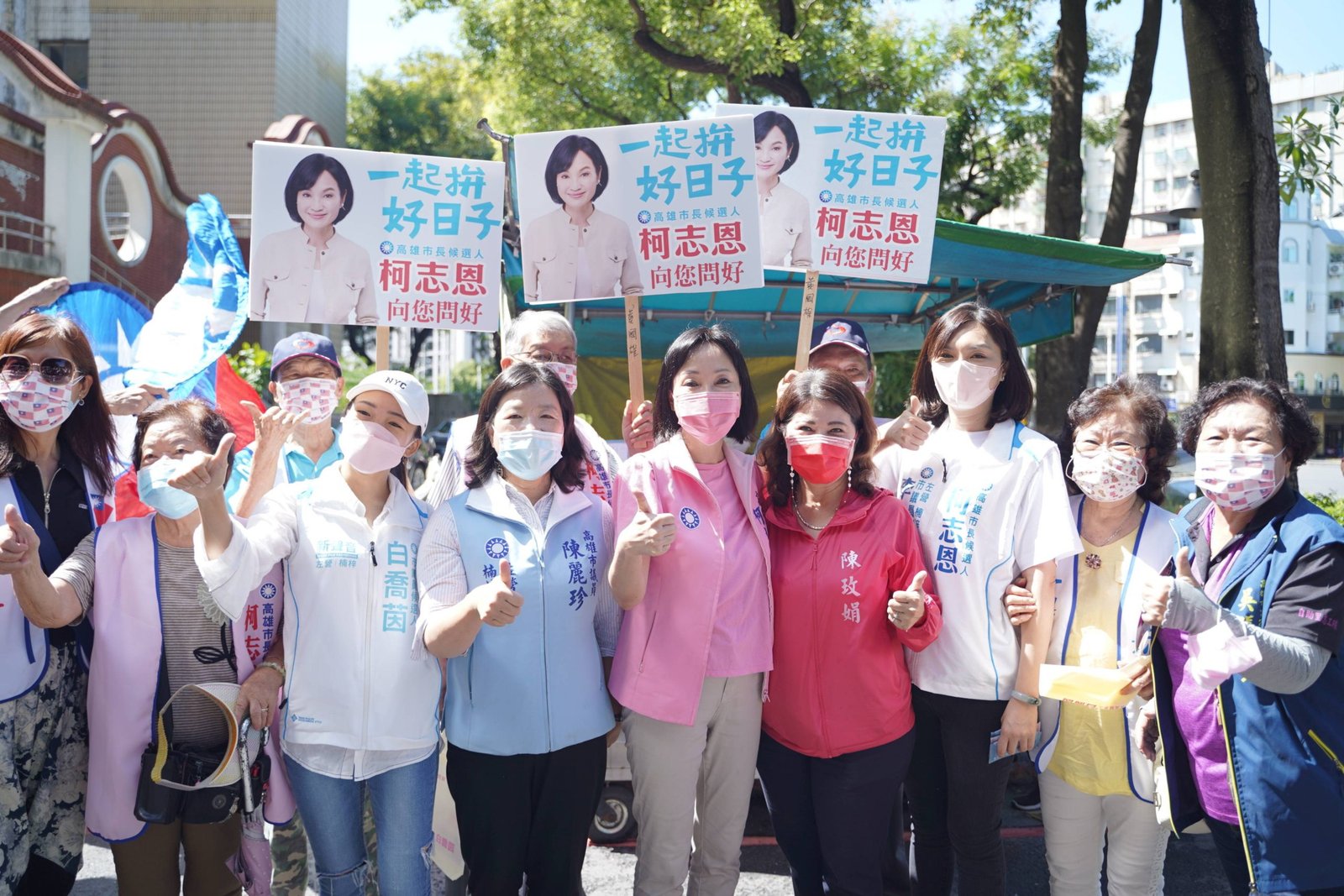 國民黨高雄市長參選人柯志恩到果貿拜票 受到民眾熱情歡迎