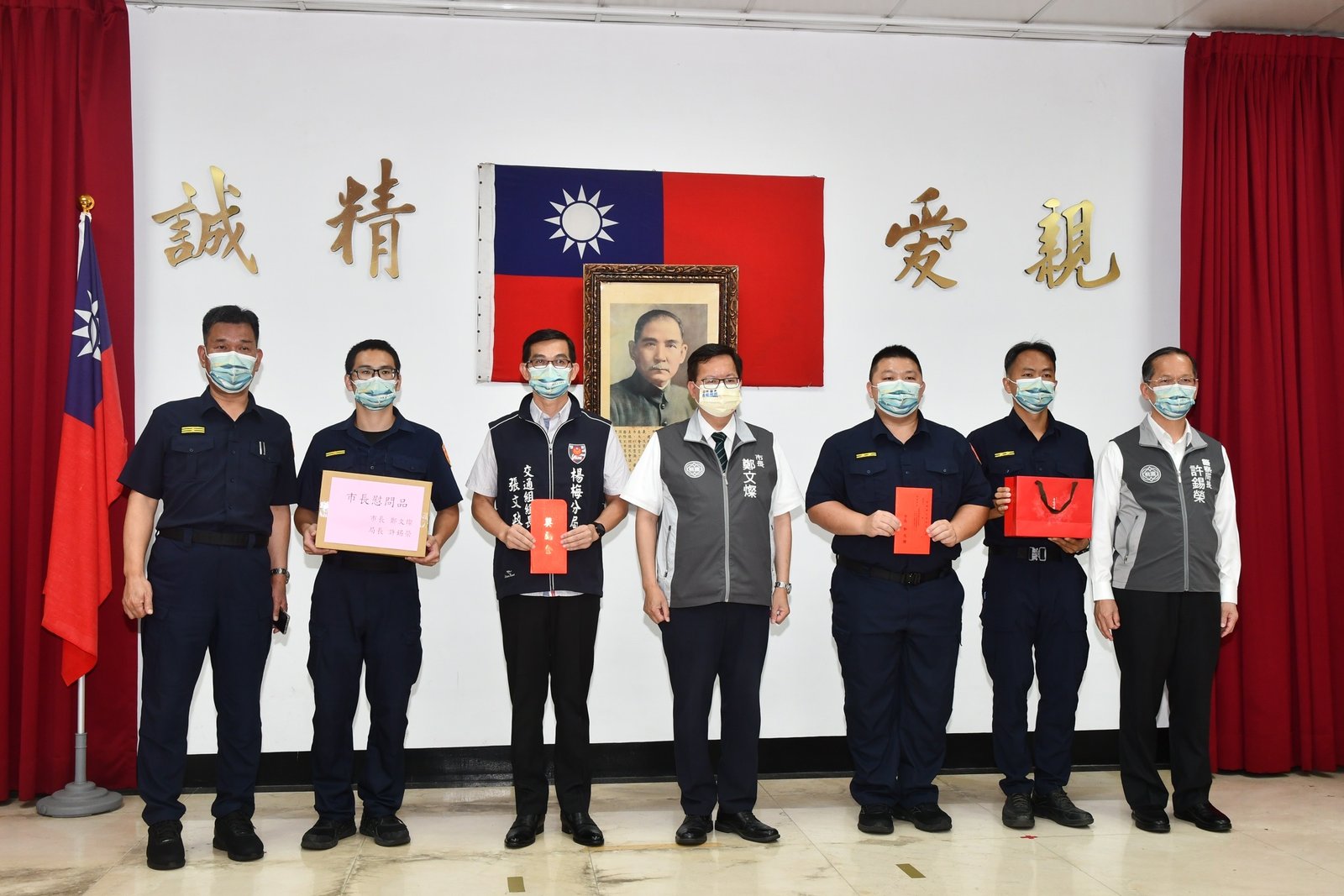 桃園市長鄭文燦慰問警察同仁 頒發破案慰問金