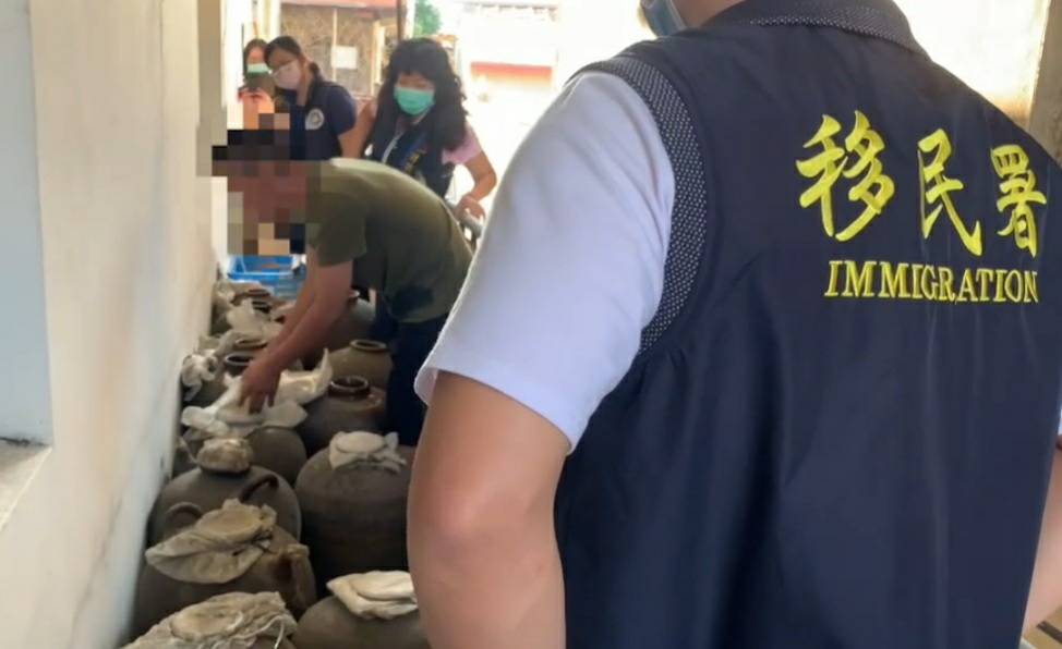 移工高調兼數職 移民署查辦發現大量非法釀酒及囤酒事證