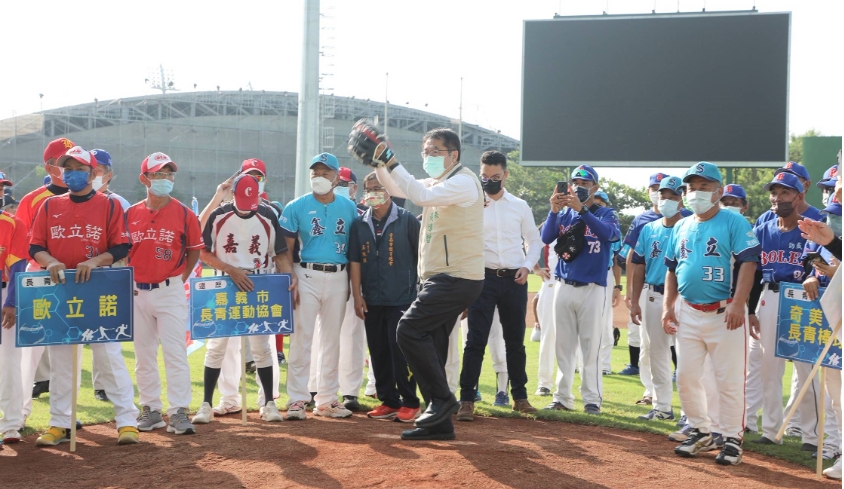 台南首辦巨人盃長青賽 市長黃偉哲開球邀約選手遊台南