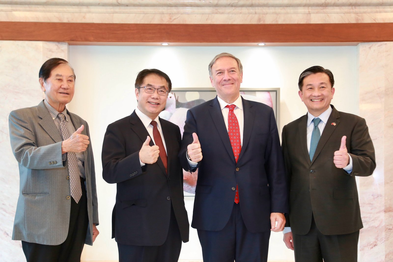 美國前國務卿龐皮歐到訪台南 黃偉哲贈名產感謝美國捐贈疫苗善舉