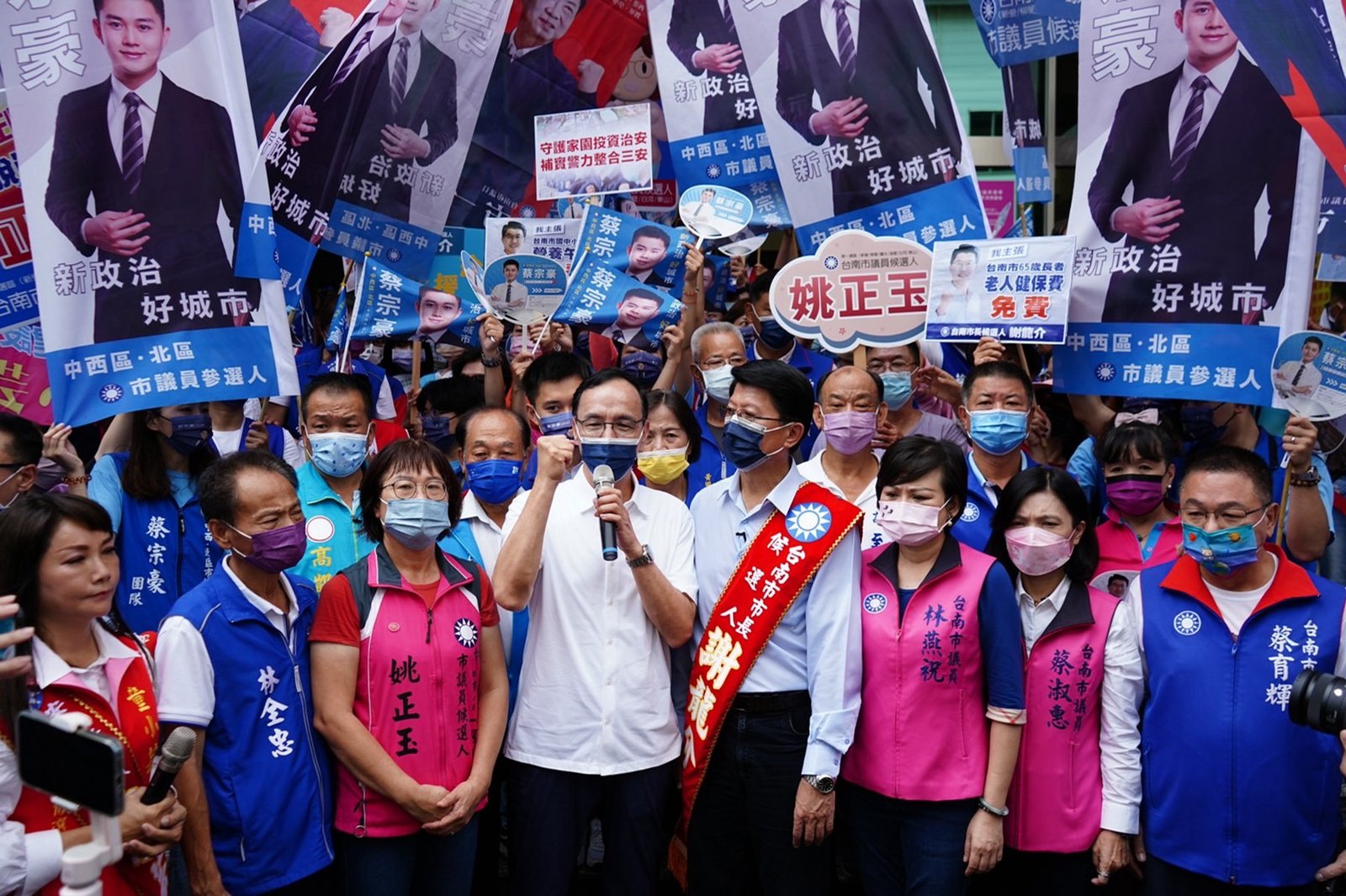 謝龍介登記參選台南市長 朱立倫：民進黨對張善政抹黑「全世界笑話」