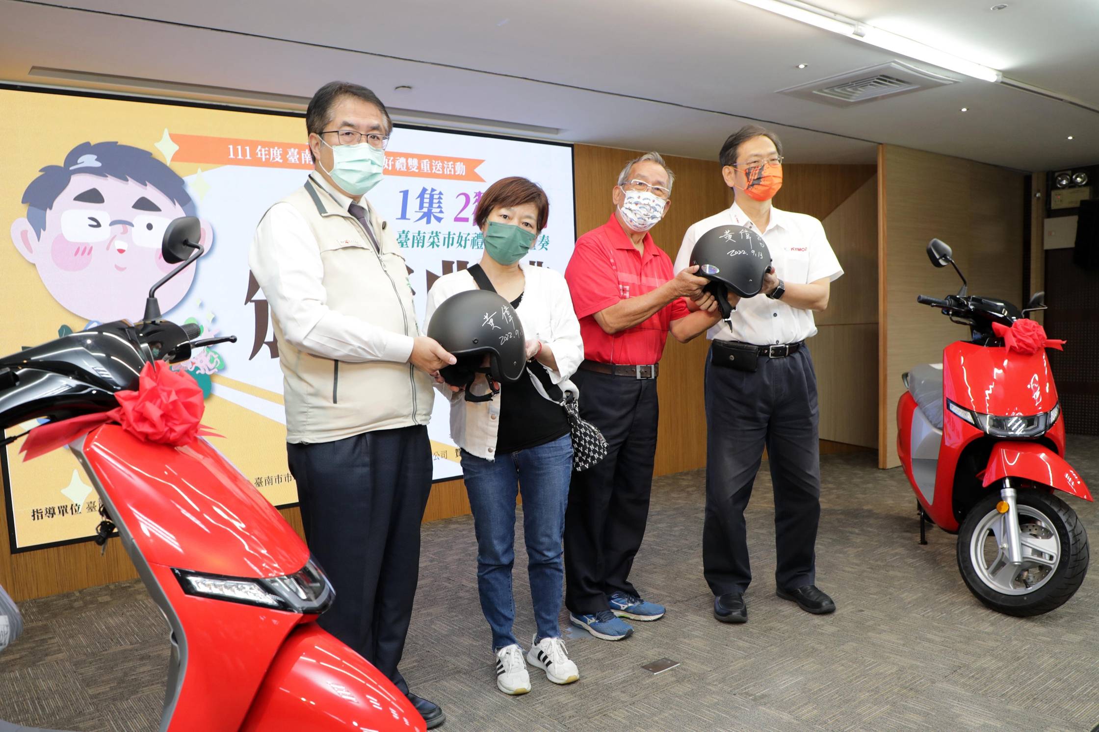 台南菜市好禮三重奏成功促買氣 黃偉哲頒頭獎幸運兒電動車及簽名安全帽