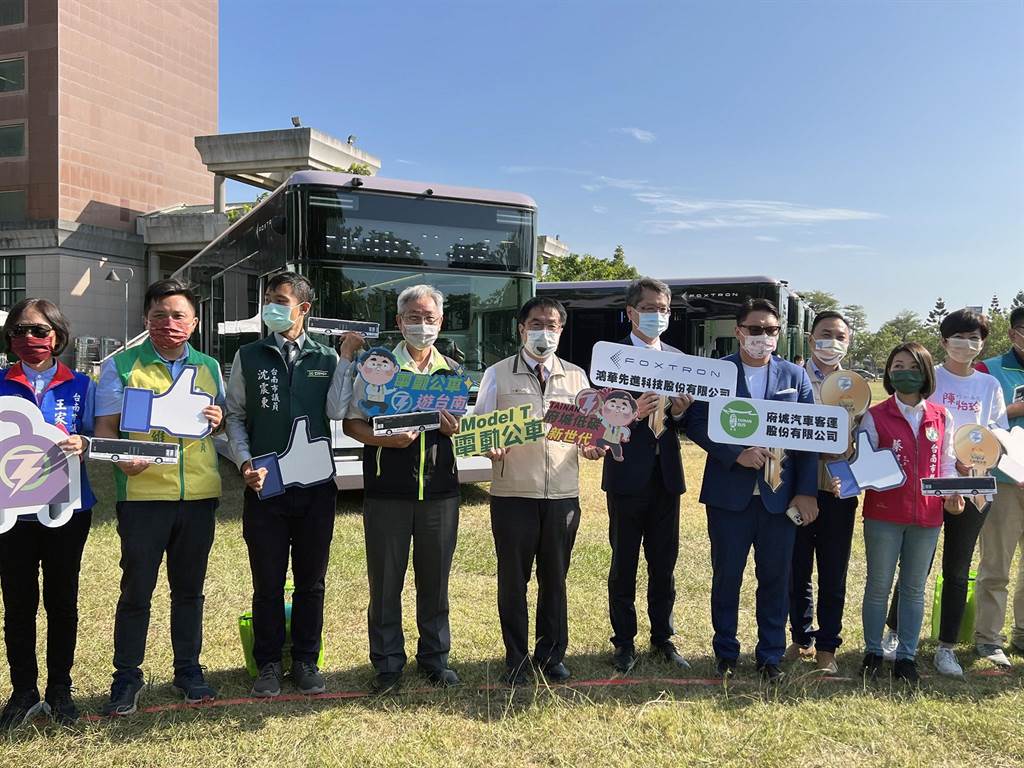新型電動公車交車 市長黃偉哲：年底前加入台南市區營運