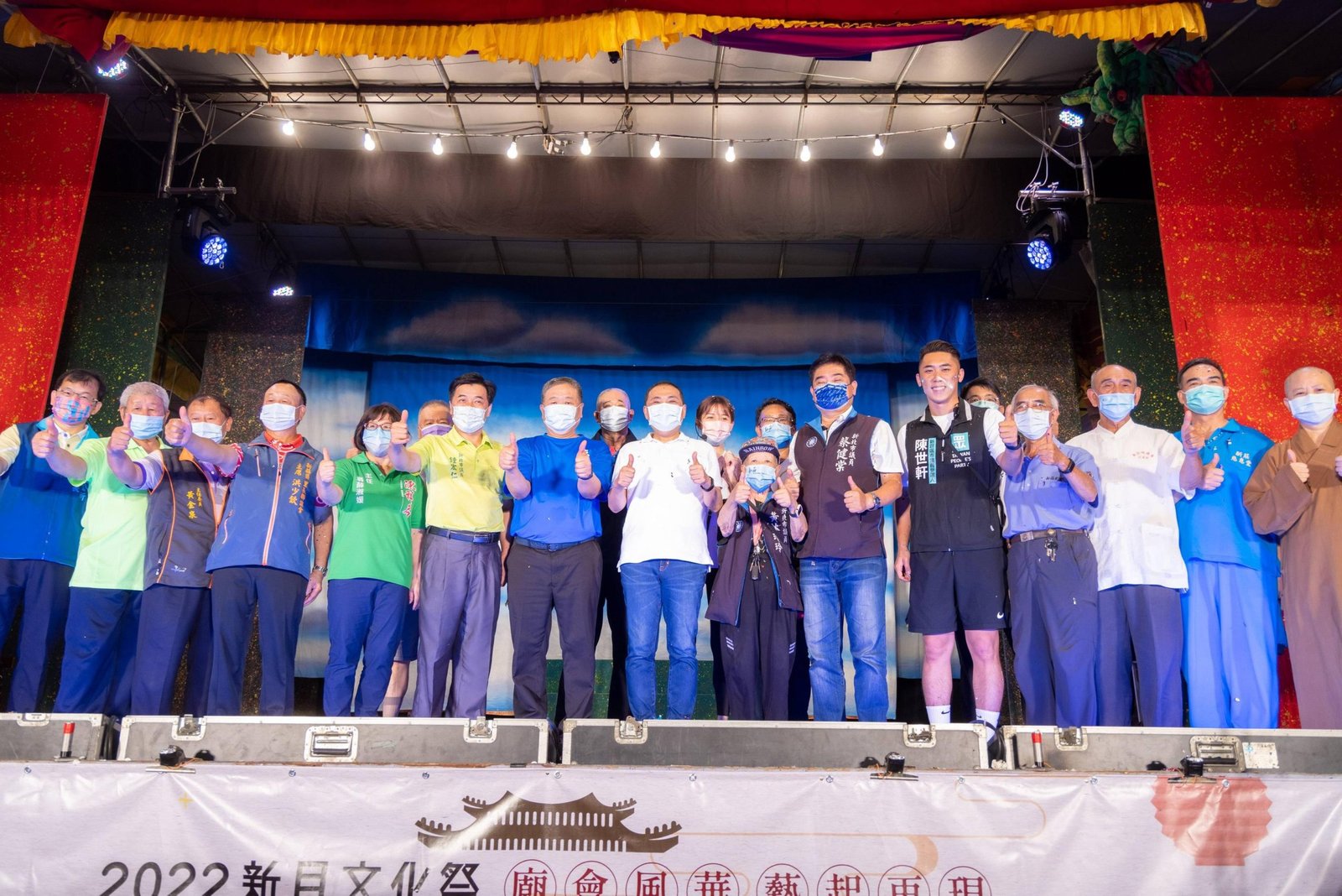 新北新莊新月廣場化身廟埕 市長侯友宜現身與民同樂