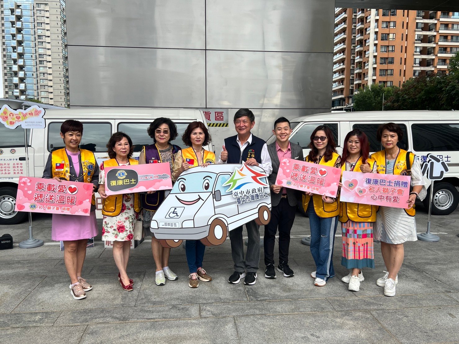 服務弱勢 台中市名人獅子會捐贈社會局兩輛復康巴