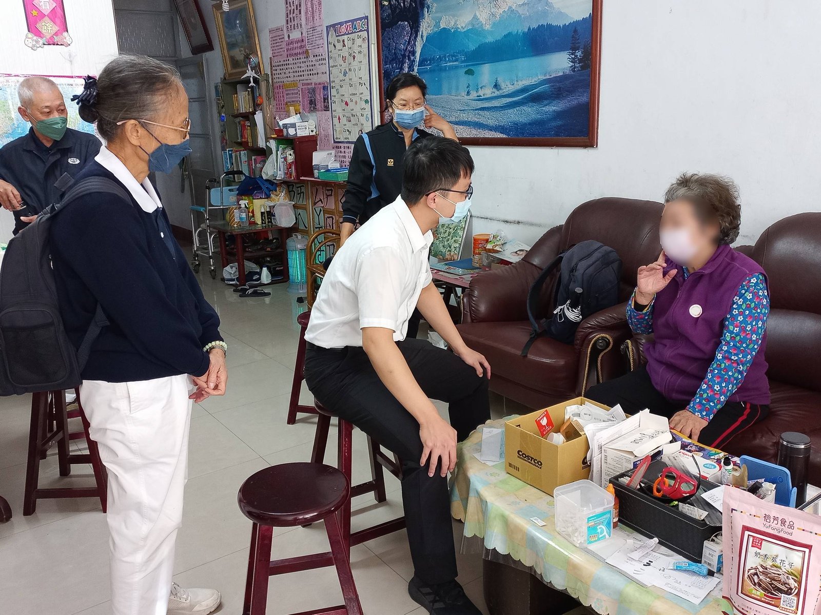 慈濟醫師周仁傑走出醫院 三義往診八旬母與中風兒
