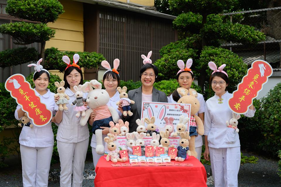 彰化縣長王惠美關懷住院病童 發送新年Happy兔小福袋