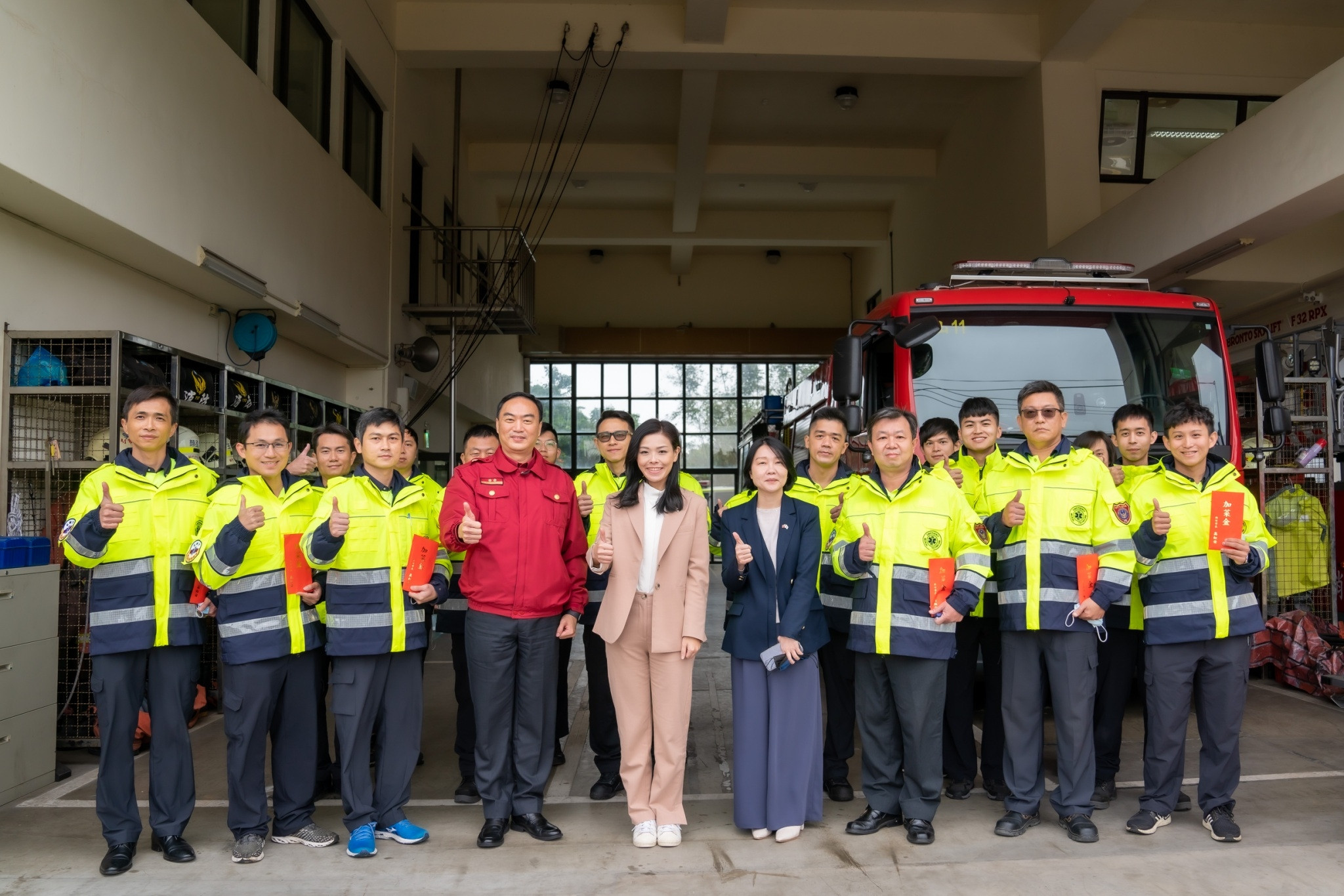 高虹安慰勞消防員頒發春節加菜金 為高級搜救犬Clay授階