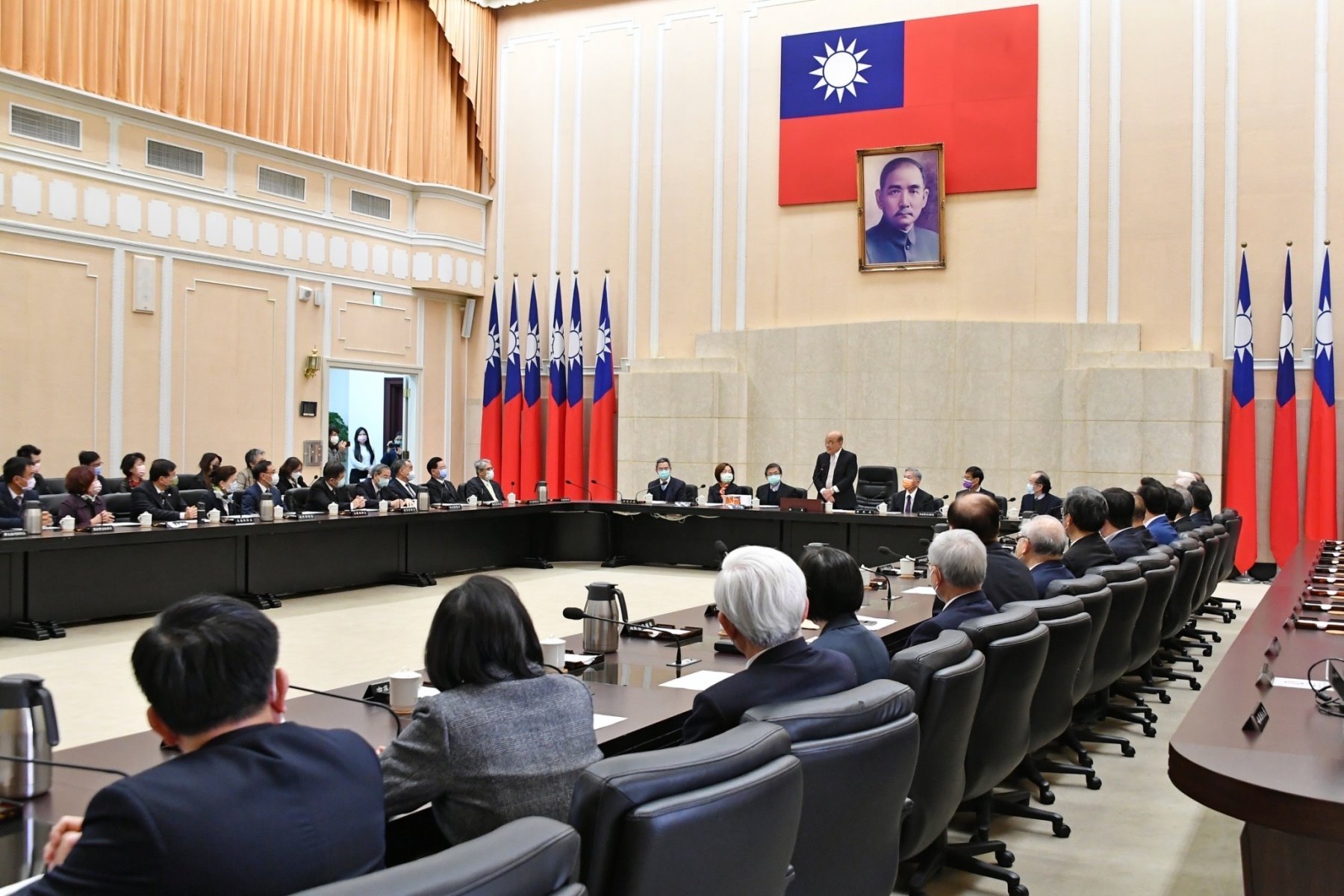 總辭送閣員茶葉 蘇貞昌：盼「耐住高溫泡出好茶」