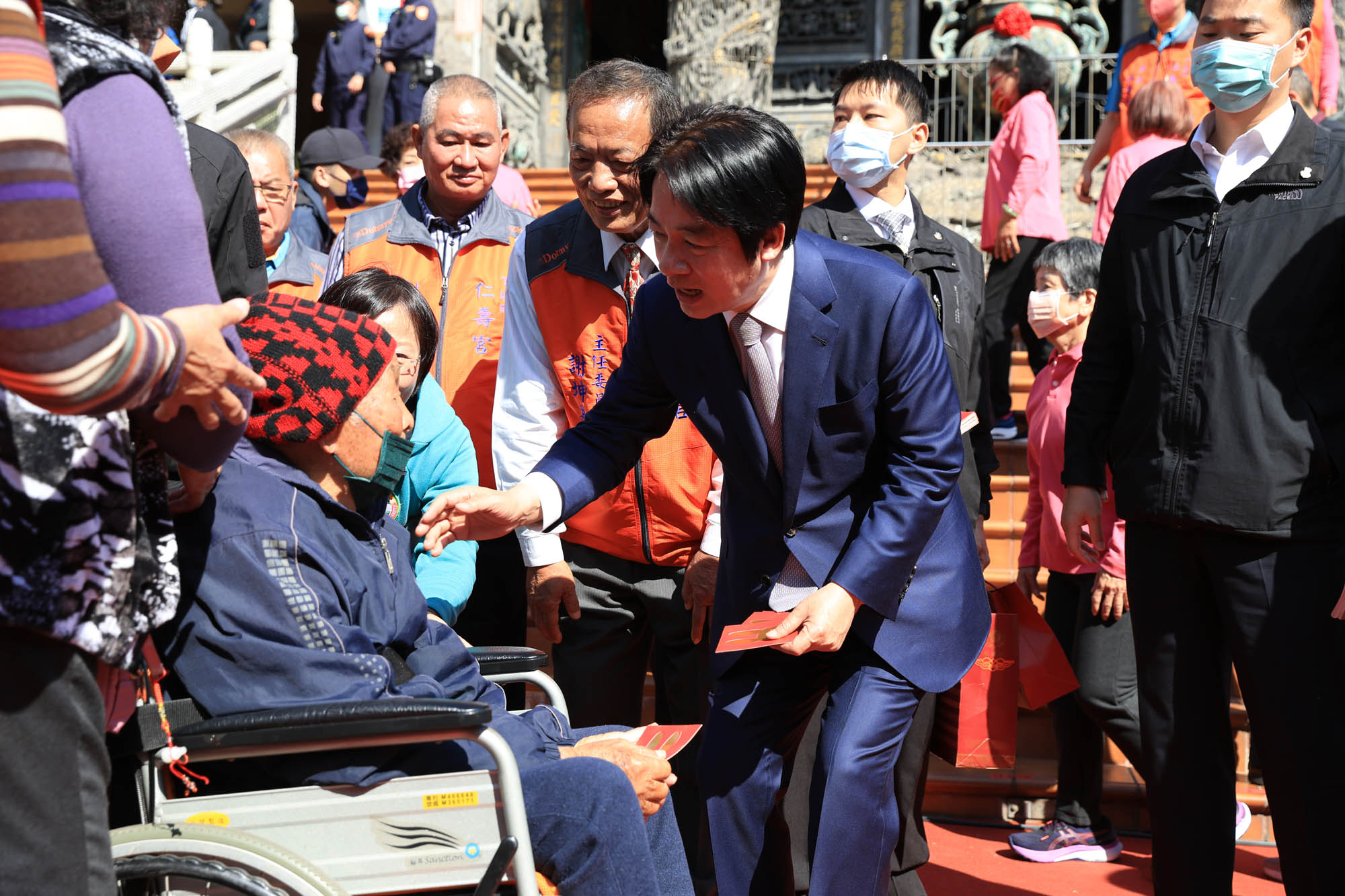 賴清德回台南跑9廟發福袋 支持者高喊2024「凍蒜」