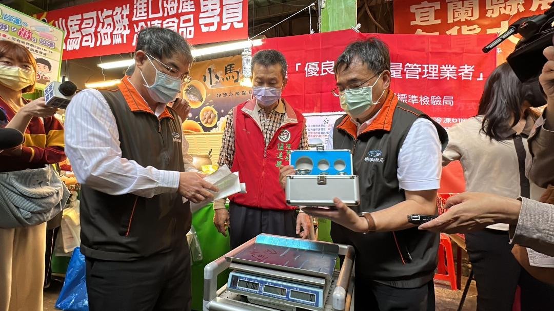 高雄市消保官到三鳳中街查核食品 均符合規定