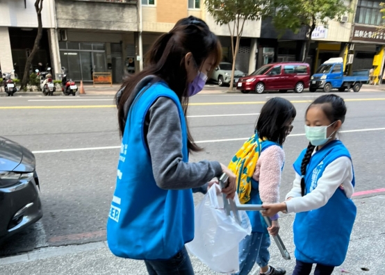 七歲女童一舉動竟讓隨手亂丟煙蒂的阿伯豎起拇指稱讚