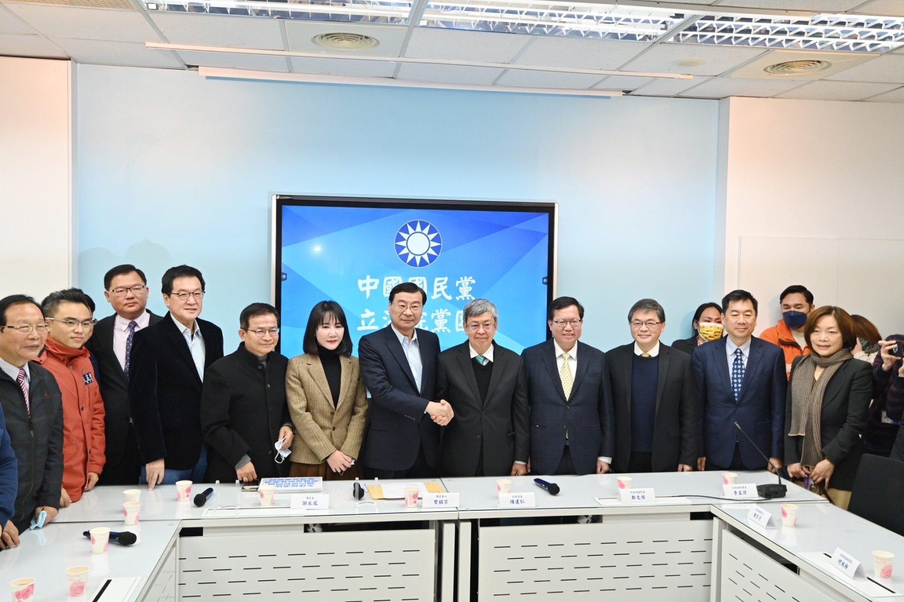 行政院長陳建仁訪國民黨團　藍委當面建議加碼普發一萬