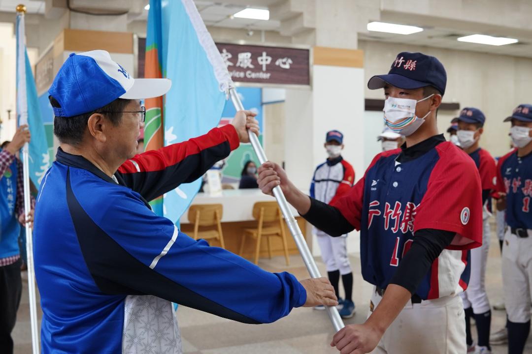 全原運竹縣代表隊授旗 新竹縣長楊文科勉旗開得勝勇奪佳績