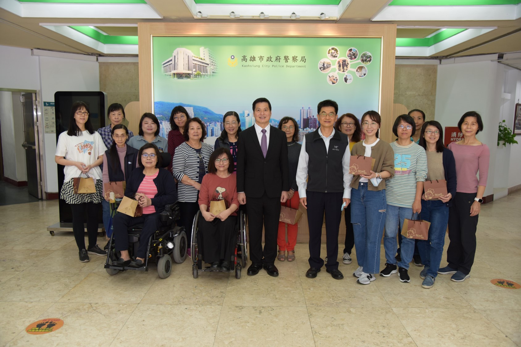 歡慶婦女節 市警局長林炎田親送餅乾向二百多位女性同仁致意