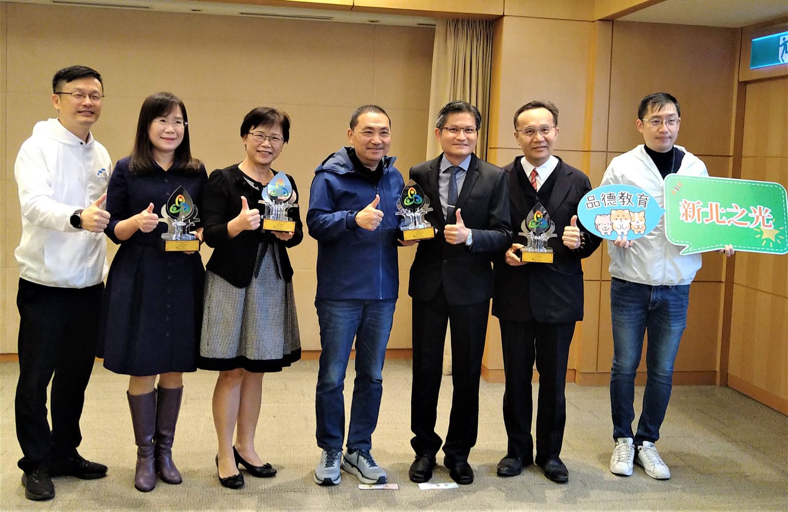 彰化縣府社會處長王蘭心為寄養家庭授證 資深寄養父母攜手走過25年