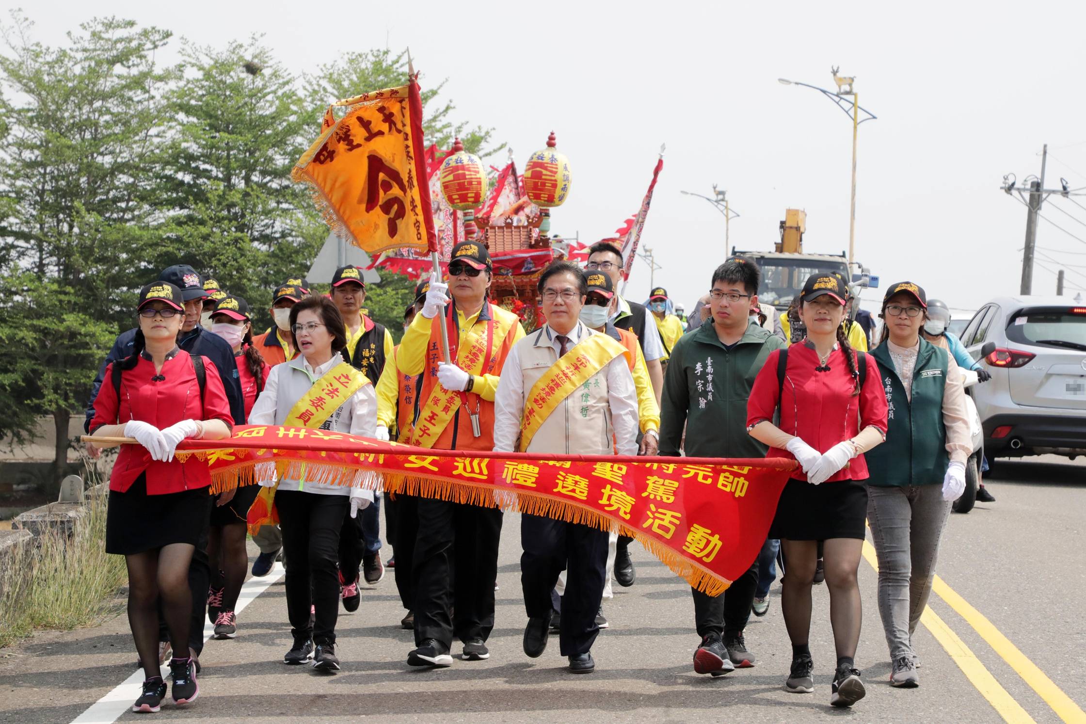 後壁泰安宮茄苳媽遶境巡禮 黃偉哲交香翁章梁共祈台灣國泰民安