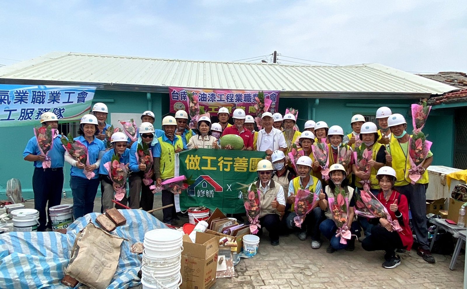 台南市勞局做工行善團助弱修屋 市長夫人送花慰問