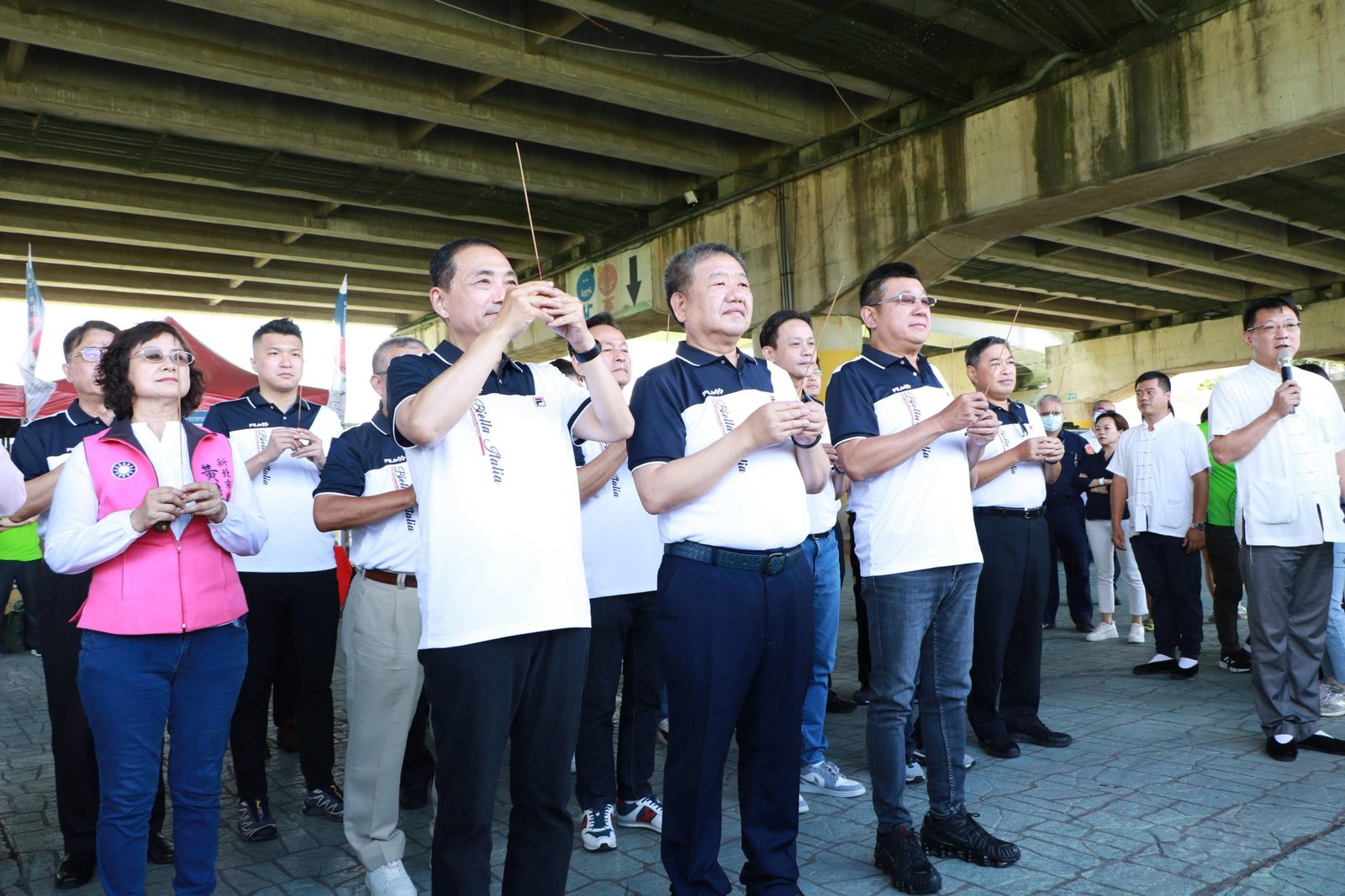 新北議長盃龍舟賽 侯友宜、蔣根煌合體為龍舟開光點睛