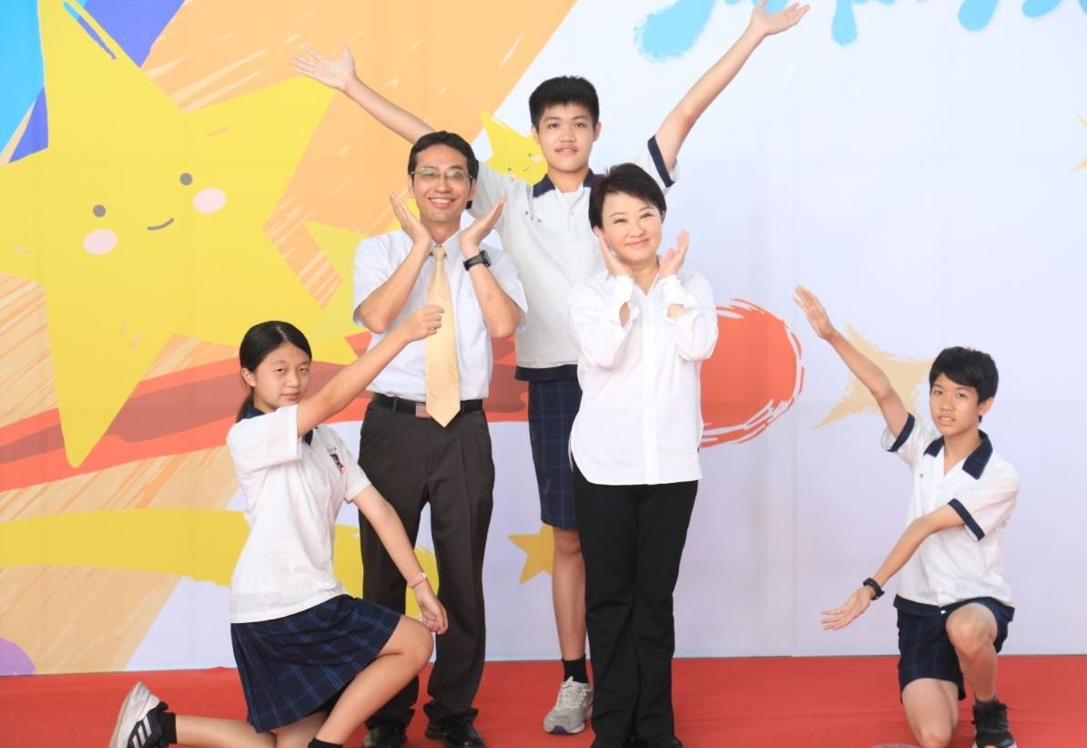 國中小市長獎得主合影 盧秀燕祝福畢業快樂、大鵬展翅