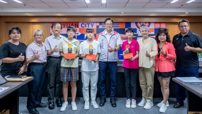 表揚總統教育獎3位學生 張善政祝福滿懷熱情奔向人生前程