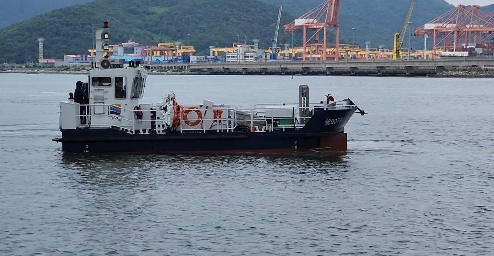 高雄港投入海上清潔生力軍「新型多功能清潔船」