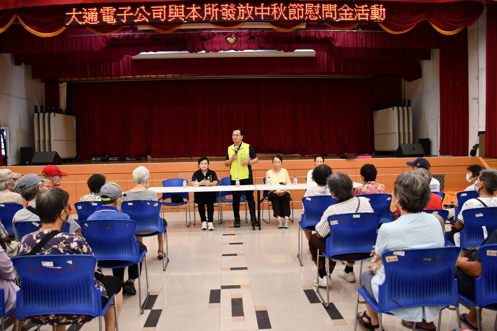 中秋節送暖 大通電子公司發放獨居長者慰問金